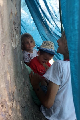 photo d’enfants dans la cabane au pied d’un platane