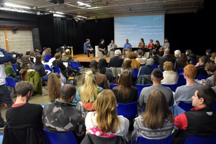 photo d’une salle pleine écoutant la table ronde