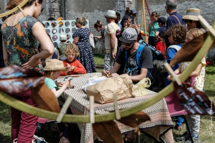 photo de l’œuvre collective au premier plan et du public en atelier d’écriture en arrière plan