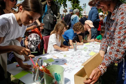 photo du public complétant la fresque