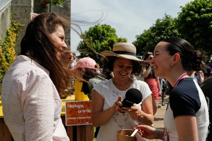 photo de l’interview d’une femme lors d’un festival