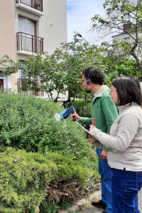 photo de 2 personnes avec un amplificateur sonore
