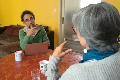 photo de 2 personnes face à face en entretien