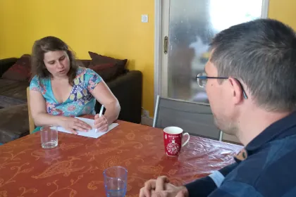 photo de 2 autres personnes face à face en entretien