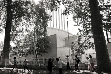 photo d’enfants jouant sous des arbres servant de support à la séance d’arts plastiques