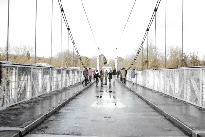 photo de la passerelle Saint-Symphorien à Tours servant de support à la séance d’arts plastiques